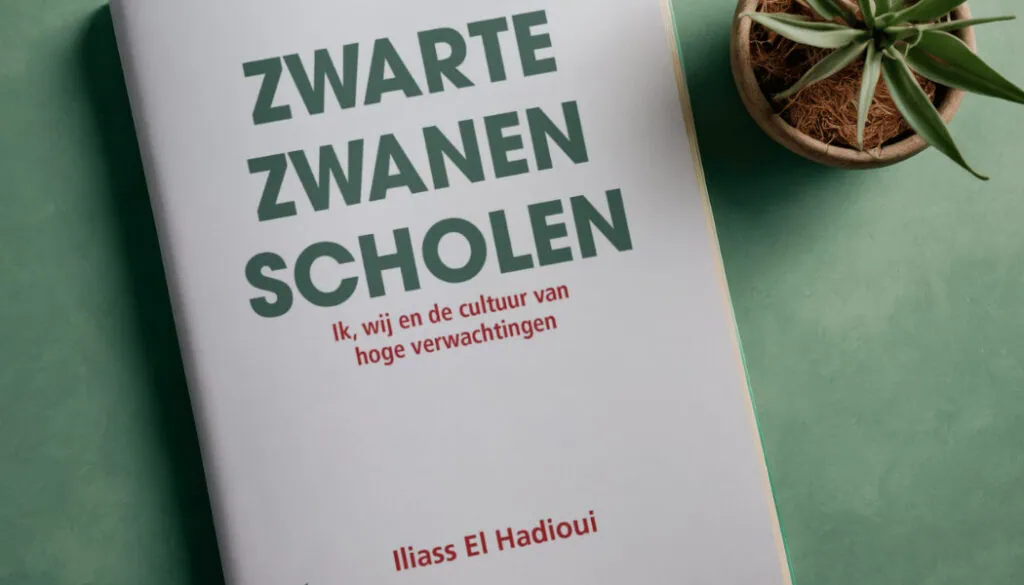 In Zwarte Zwanen Scholen roept Illias El Hadioui op om veel méér te verwachten van kinderen die opgroeien in ‘kapitaalarme milieus’